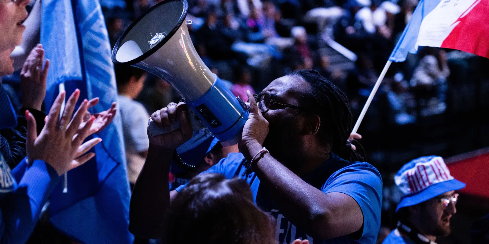 Leader au mégaphone en tribune 