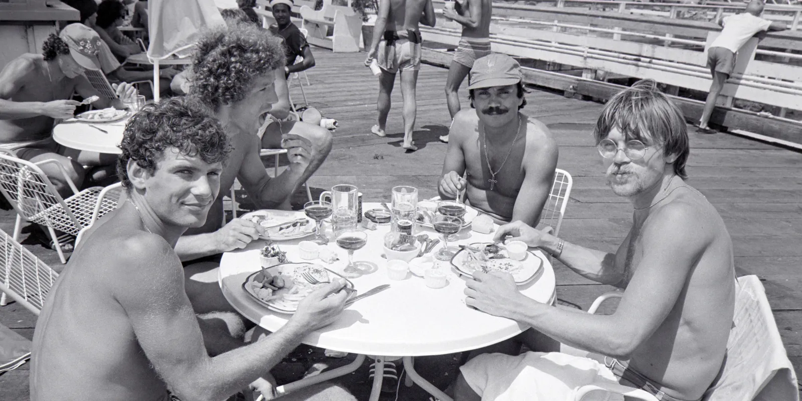 Patrice Garande, Albert Rust, Guy Lacombe, Jean-Christophe Thouvenel en train de déguster le barbeuc' en question
