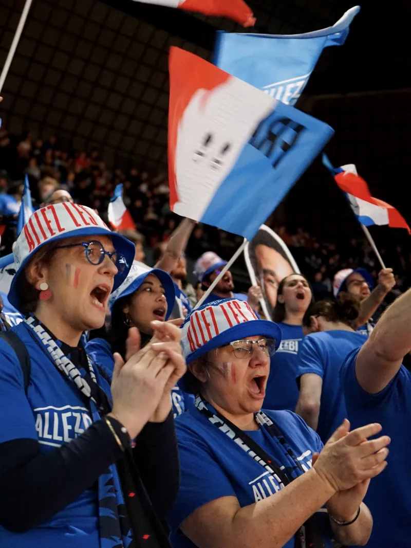 Deux leaders d'ambiance en tribune lors du Paris Grand Slam 2025